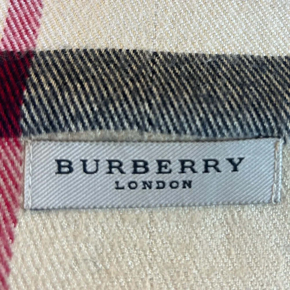 Burberry Soft Scarf in Excellent Condition - Picture 8 of 8